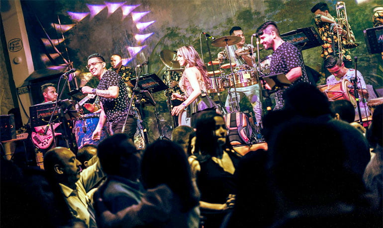 Neiband live performance photo 3