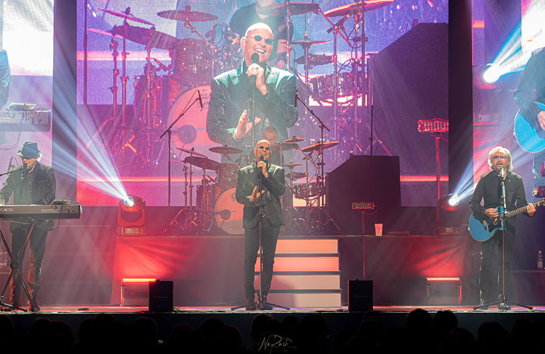 Night Fever live photo 3